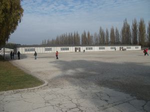 esplanade d'entrée du camp de Dachau