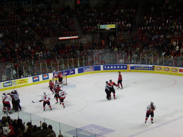 <span style="font-weight: bold;">Les Remparts de Qu&eacute;bec </span>= &eacute;quipe de Qu&eacute;bec en&nbsp; Ligue universitaire&nbsp; (LHJMQ) =&gt; 1er au classement de toutes les ligues du Canada et bien plac&eacute;s pour la coupe M&eacute;morial.<br />Un beau jeu, tactique, ambiance&nbsp; familiale au Colis&eacute;e Pepsi.<br /><br /><span style="font-weight: bold;">Le Radio X</span> = &eacute;quipe de Qu&eacute;bec dans la ligue pro du Qu&eacute;bec =&gt; 1er de la ligue. <br />Un peu pl