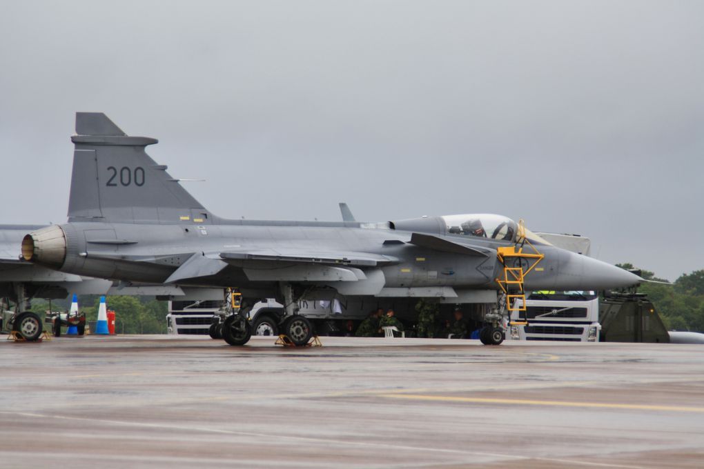 Quelques appareils au statique. Seulement des avions, les voilures tournantes feront l'objet du prochain album.