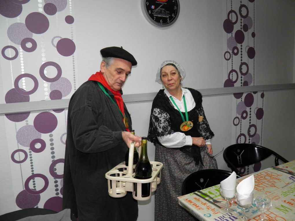 Le repas au Kebab Saint-Pierre qui rassemble les membres de la Confrérie, leurs familles et leurs amis. Cliquez sur les flèches pour faire défiler les images.