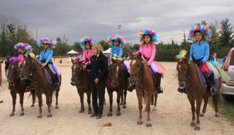 Parallèlement aux Equimasters Dressage Rhône-Alpes se déroulait le concours de sélection de l'Equita'Club Carrousel. Au final 8 équipes sont sélectionnées et seront en lice à Eurexpo le jeudi 1er novembre !!
Crédit photos Florence Loslier. F