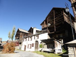 Eglise de Molines-en-Queyras et hameau de Grosse-Pierre (1800 m)