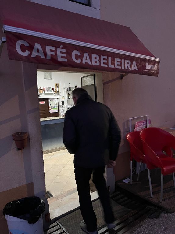 Une très chouette auberge et un adorable hospitalier passage à la minuscule épicerie cachée derrière une porte du bar 