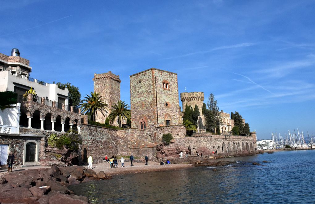 IL ETAIT UNE FOIS UN CHATEAU LES PIEDS DANS L’EAU