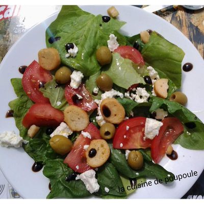 Salade d'épinards, tomates, feta et olives vertes