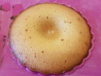 2 - Verser la préparation dans un saladier, incorporer les oeufs et la farine. Bien mélanger jusqu'à obtenir une préparation lisse. Verser la préparation au caramel dans les moules et enfourner th 6 (180°) 7 à 8 mn. Sortir du four, démouler et déguster les petits moelleux tièdes ou froids.