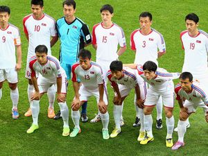 A gauche, l'équipe nationale de football sud-coréenne. A droite, l'équipe nationale de football nord-coréenne.