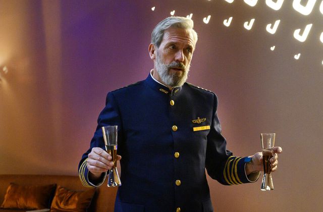 Visible en France sur OCS, Avenue 5 avec Hugh Laurie n'aura pas de saison 3.