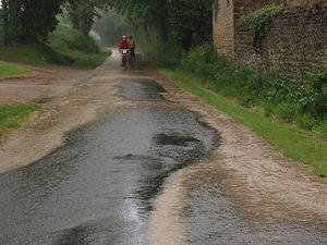 La petite route qui mène vers la pause,  jonchée de flaques d'eau qui nettoient les vélos...(Photos de Hélène) 