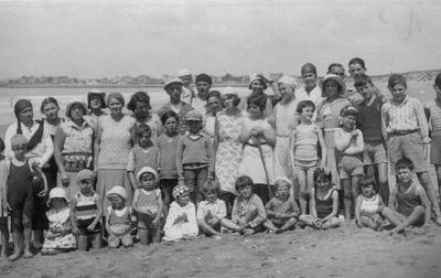 Groupe d'enfants sur une plage.......