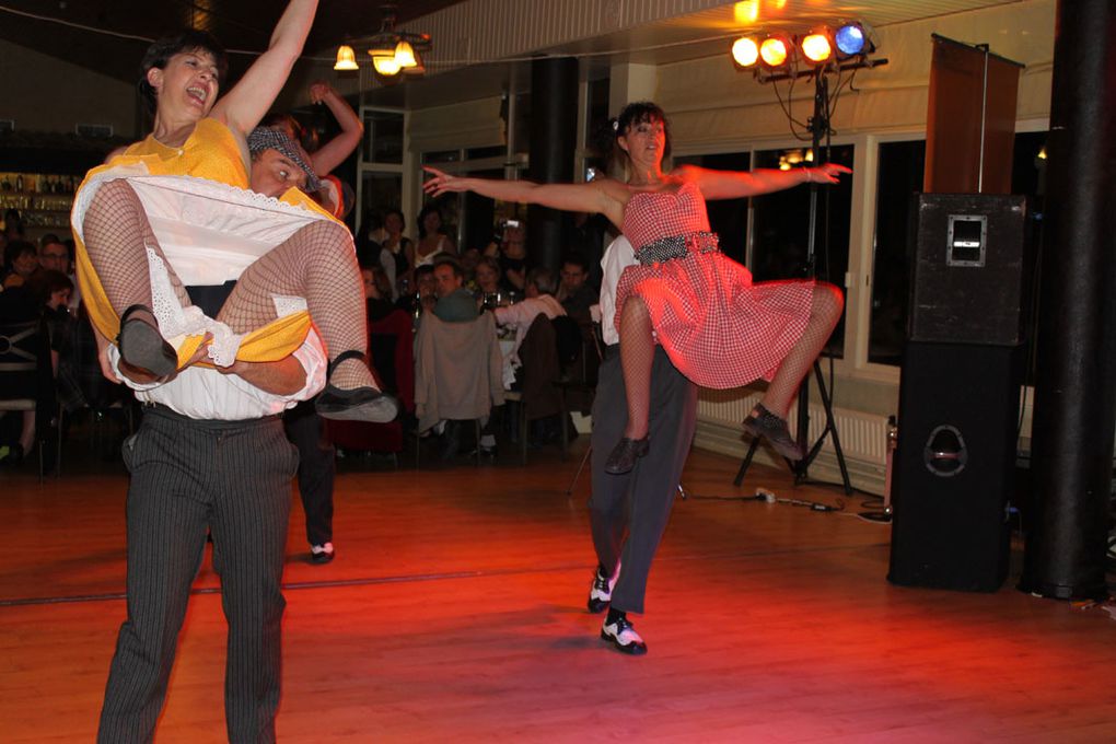 Réveillon animé par la troupe de Danse Project au restaurant Ô Plaisirs des Berges à Libourne