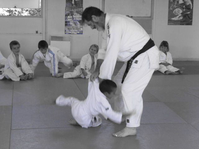 25.09.2011 bonne ambiance , les enfants heureux de faire chuter les ceintures noires ! les parents heureux de faire cette fête du judo pour les 1er pas de judokas de leurs enfants ... merci à tous !