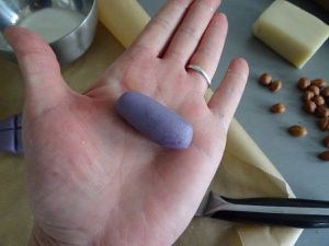 Découpez de petits morceaux de votre pâte violette, puis faire un boudin avec et le tremper dans le sucre fin.