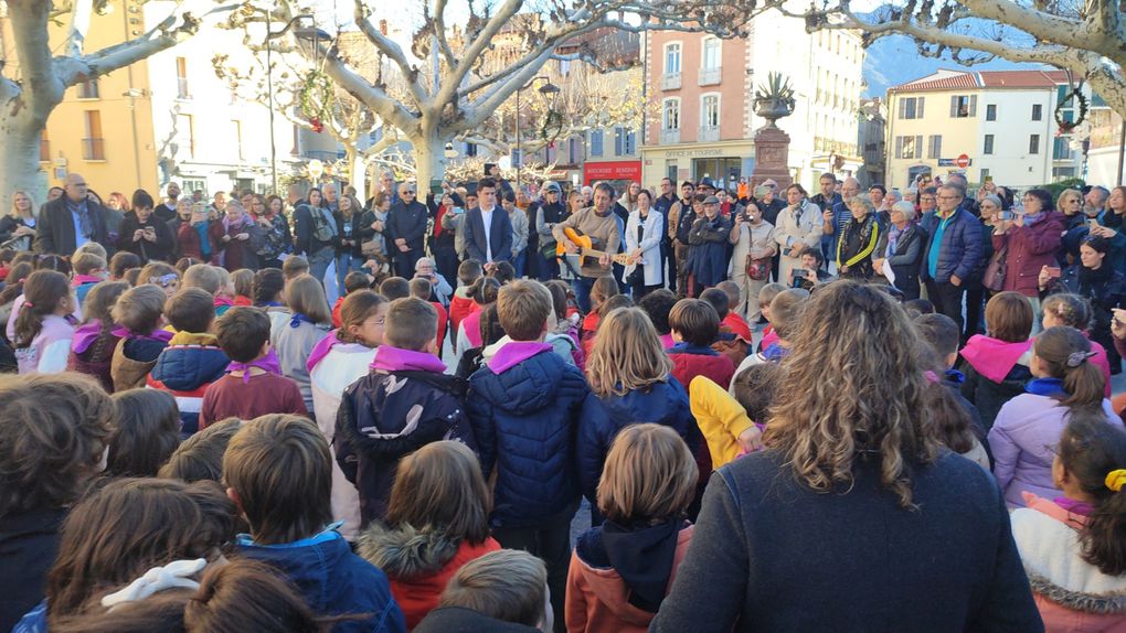 Els alumnes que aprenen català a Prada homenatgen Pompeu Fabra amb danses i cançons!