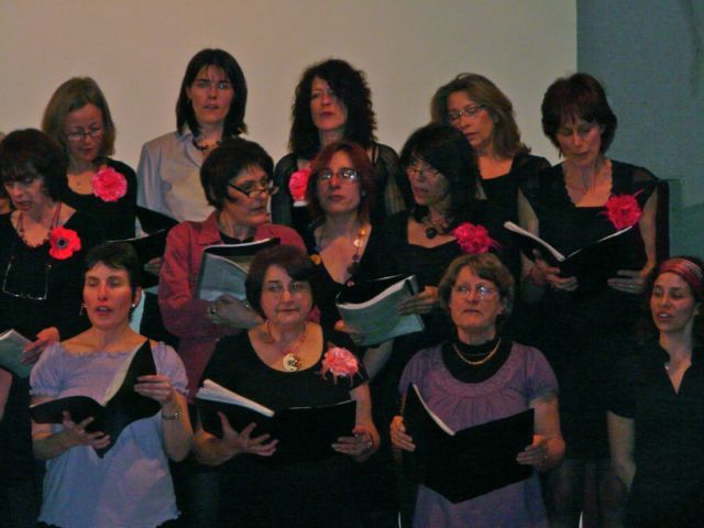 Photos du Concert du 10 Avril 2010 à Valmondois avec la Chorale de Chaville. Un beau programme, de bons souvenirs, un public chaleureux... Bref un concert inoubliable...