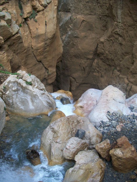 UN LIEU DE BAIGNADE AGREABLE , AU DEBUT DU CANYON ET A LA FIN (l'ACCES SE FAIT PAR LE HAUT OU PAR LE BAS) .ET UNE VOIE DE CANYONING FAITE DE 7 PALLIERS , QU'iL FAUT FRANCHIR EN RAPPEL . LES DEBUTANTS DOIVENT ETRE ACCOMPAGNES D'INITIES ET TOUT LE MONDE DOIT AVOIR SON EQUIPEMENT. LA FERME D'HOTES PEUT VOUS FOURNIR UN ACCOMPAGNATEUR EQUIPE .POUR CETTE JOURNEE DE CANYONNING , IL FAUT COMPTER UNE JOURNEE, MARCHE D'APPROCHE ET DE RETOUR COMPRIS AVEC PIQUE-NIQUE. 