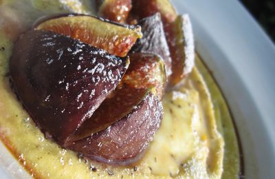 clafoutis de figues et vanille fait dans l'assiette