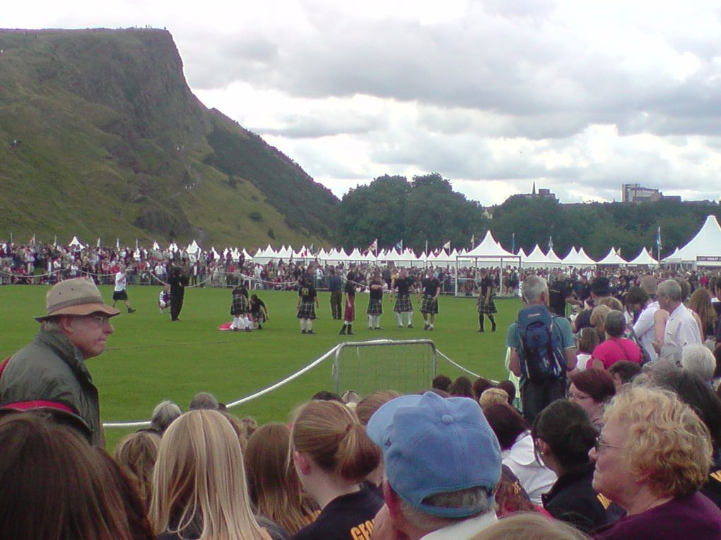 3 jours en Ecosse, guidée par Pepette et sa titine. Au menu : les HighLand Games, le Clan Gathering, Edinburgh, St Andrews, Crail, Wallace Monument, et Glasgow... en route !