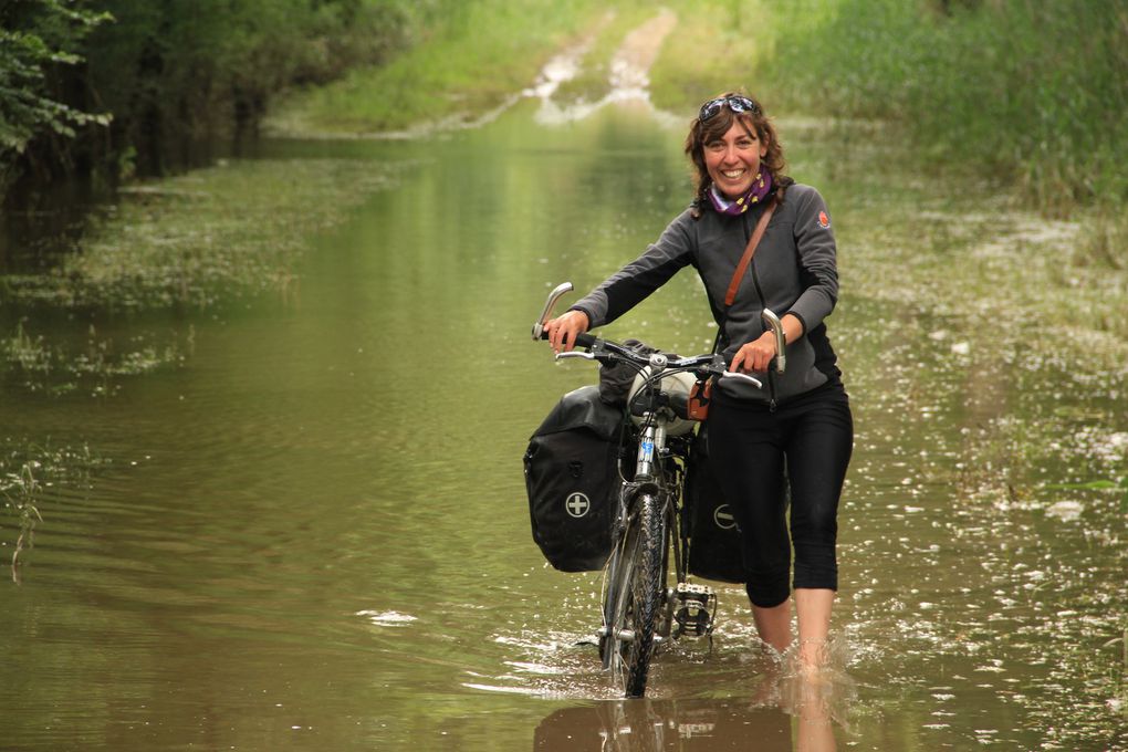 Bivouac en forêt, enjambeuse vers pouilly, guinguette à Tours, piste inondée, pas que du goudron, poisoons à la broche, arrivée royale à Chambord, dans les vignes de Saumur-champigny, un avant-goût de la traversée de la manche, voie verte.