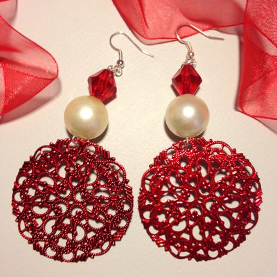 Boucles d'oreilles blanc cassé & rouge, estampes rouges