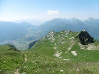 Vers le Crêt des Mouches. Au col la crête qui relie le Crêt à la Pointe de la Beccaz. Un regard en arrière vers la combe.