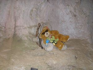 A l'entrée de la première partie de la Via Ferrata, Marie et Laurent saluent les nounours