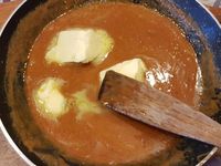1 - Préchauffer le four th 6 (180°). Beurrer et fariner des moules à tartelettes. Réaliser un caramel à sec en mettant le sucre dans une poêle sur feu moyen. Laisser blondir, puis ajouter doucement la crème et mélanger pendant 5 mn (attention aux projections, pour les limiter verser la crème à température ambiante). Retirer du feu, laisser tiédir et incorporer le beurre coupé en morceaux.
