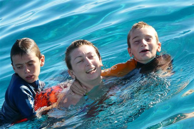 Un dimanche ensoleillé passé en compagnie de Fabien, Sophie, Linda, Stéphane et Salma ... à la rencontre des baleines.