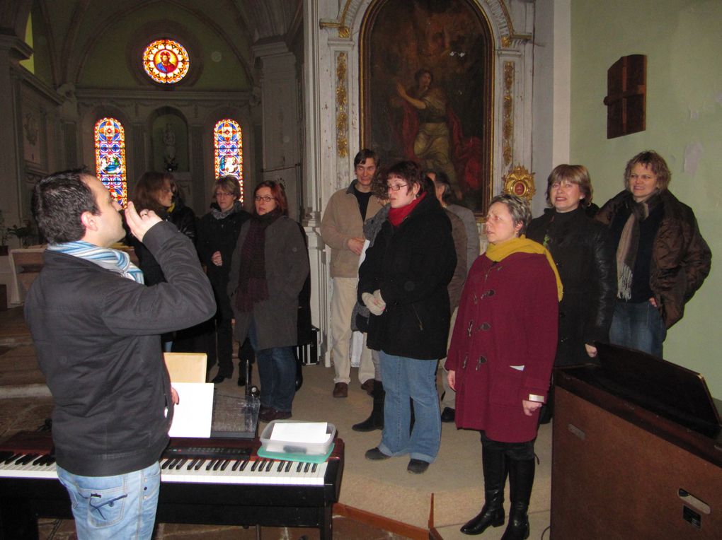 Eglise d'Athée, le Dimanche 12 Décembre. Un concert, des choristes, un chef de choeur : la joie de partager nos chansons. Pour finir cet après-midi un chocolat chaud nous attendais