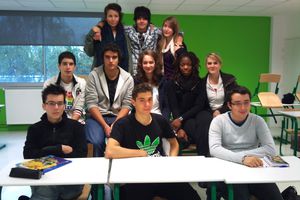 Los alumnos del liceo de Eaubonne se presentan