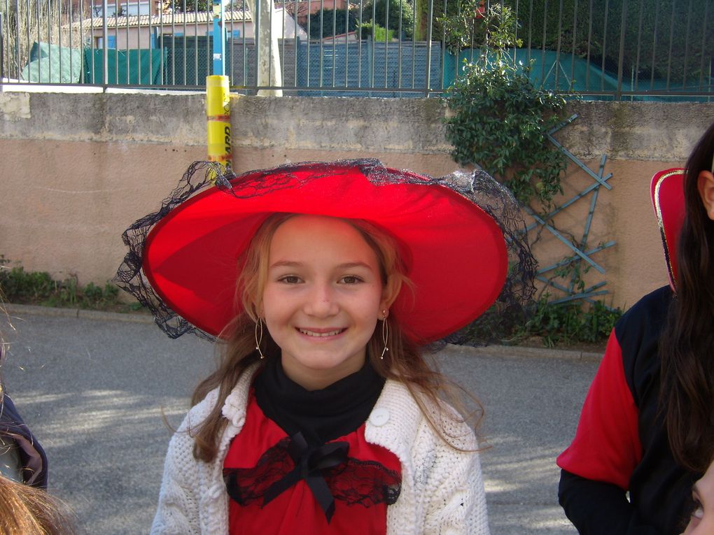 Le carnaval a eu lieu vendredi 15 février. Dans une ambiance de fête et sous un beau soleil,les élèves de toutes les classes ont défilé, chanté et dansé.