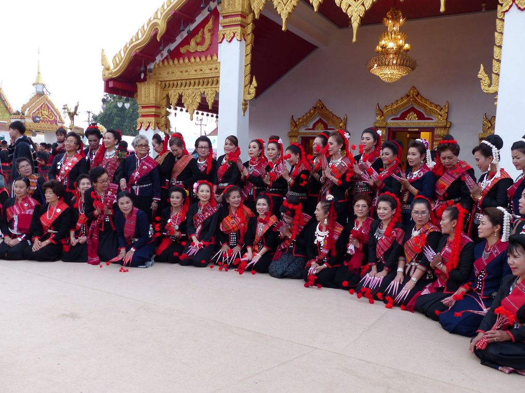 Danses traditionnelles au Wat Phra That Choeng Chum à Sakon Nakhon.