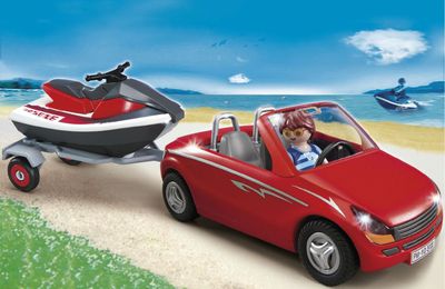 Voiture avec remorque et jet ski