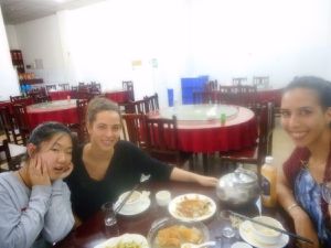 Restaurant et cuisine typique de Leshan! - 1) Qinger, Amanda et moi 2) Héloise, Qinger et Amanda Petite anectodote: On était en train de manger et à la table d'à côté, les clients nous prenaient en photo! Mais vraiment sans gêne haha!  