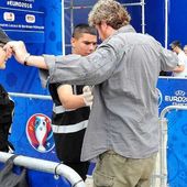 Euro à Bordeaux : le préfet teste incognito la palpation en fan zone et... le pub Connemara