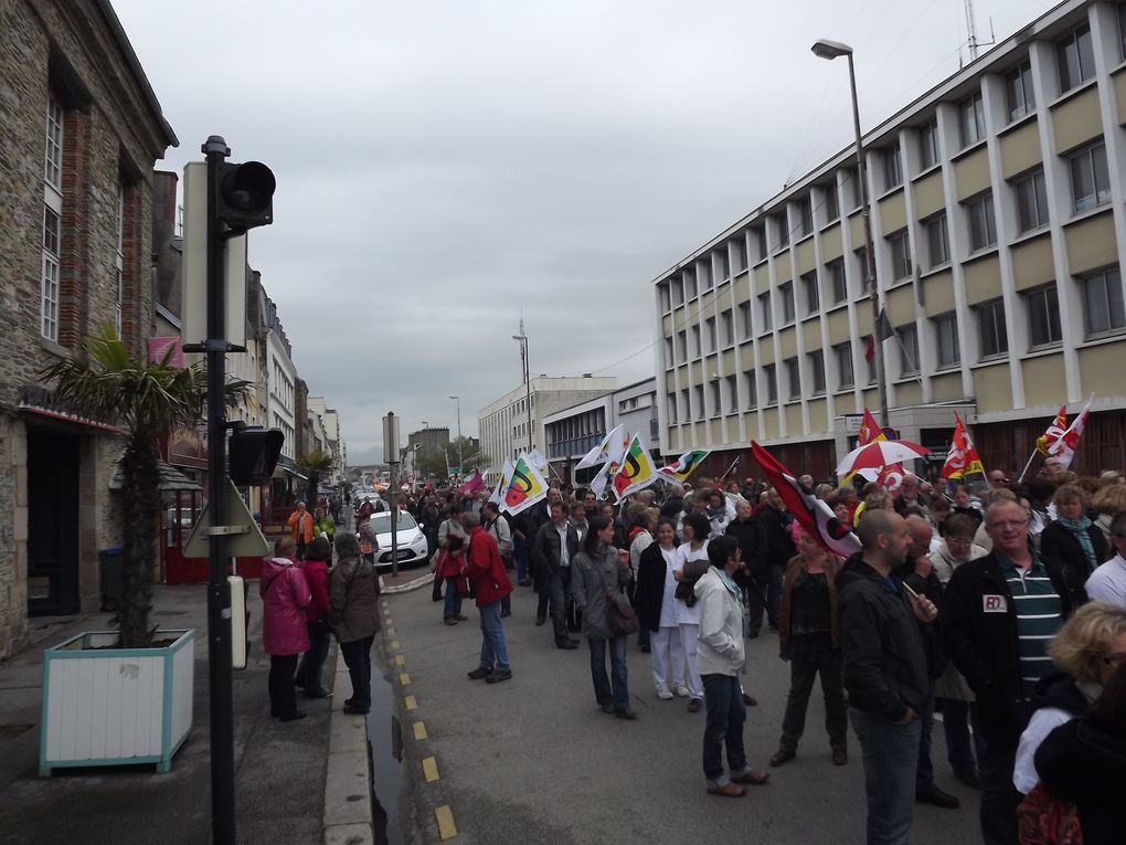 Manifestation contre un nouveau plan de suppression d'emplois au CHPC, et de dégradation des conditions de travail et de service évidemment.