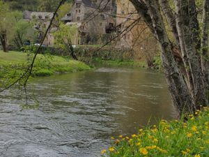 Chemin des rives en longeant l'Aveyron à Belcastel