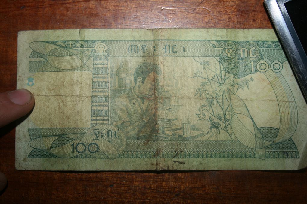 la monnaie éthiopienne est le birr (prnoncez beurr). 1 euro vaut entre 23 et 24 birr. il ya 5 billets (1, 5, 10, 50 et 100 birr) et de pièces de 1 birr, 1, 5, 10, 25 et 50 cents.