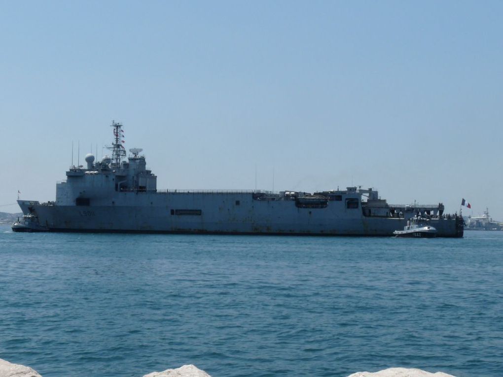 FOUDRE  L9011, transport de chaland de débarquement ( TCD) en changement de poste dans la base navale de Toulon le 24 mai 2011