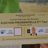 Elections en RCA: les habitants suivent le dépouillement en direct