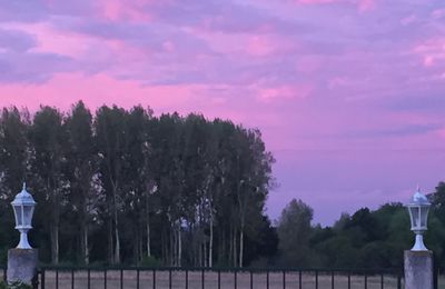 Le jour se lève ,le ciel se  pare de belles couleurs 😍