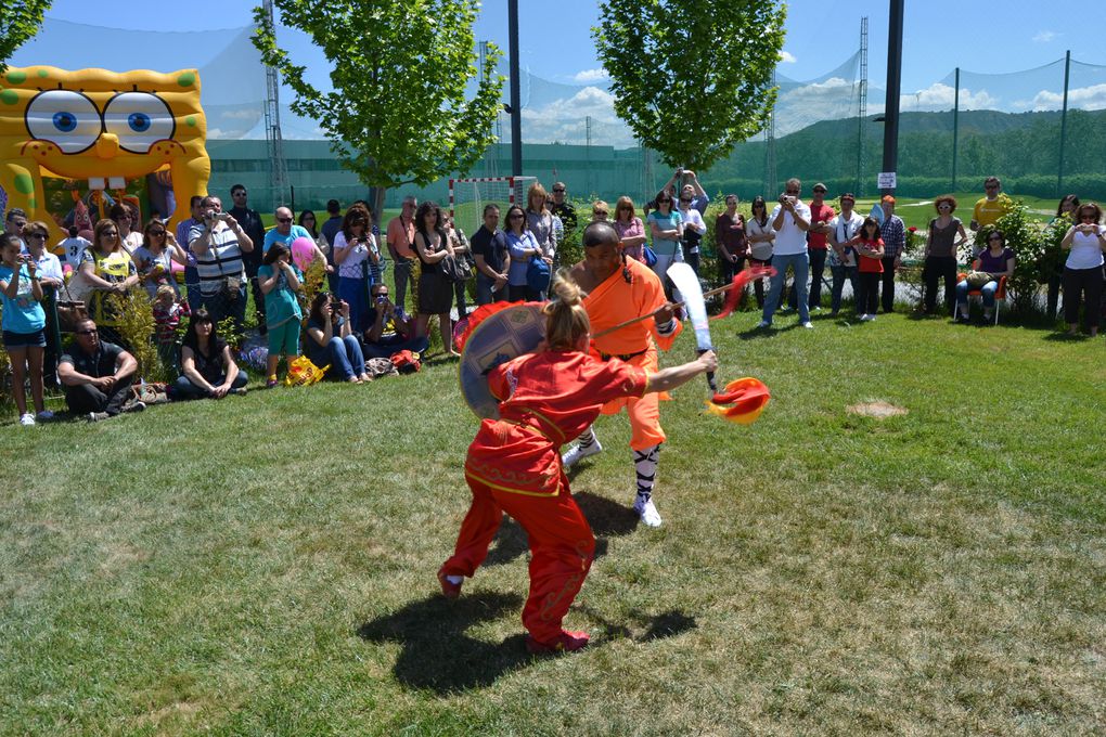 "SEMANA DE LA FAMILIA MOMO SPORTS CLUB" - Equipo Maestra Paty Lee y Maestro Senna ( Kung Fu Momo Sports Club) Gran Exhibición de Artes Marciales China, con Shifu Senna y Shifu Paty Lee. Información sobre Clases de Kung Fu y Tai Chi ; tlf 626992139