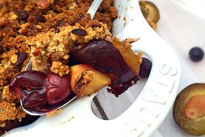 Crumble de quetsches-muscat aux noisettes