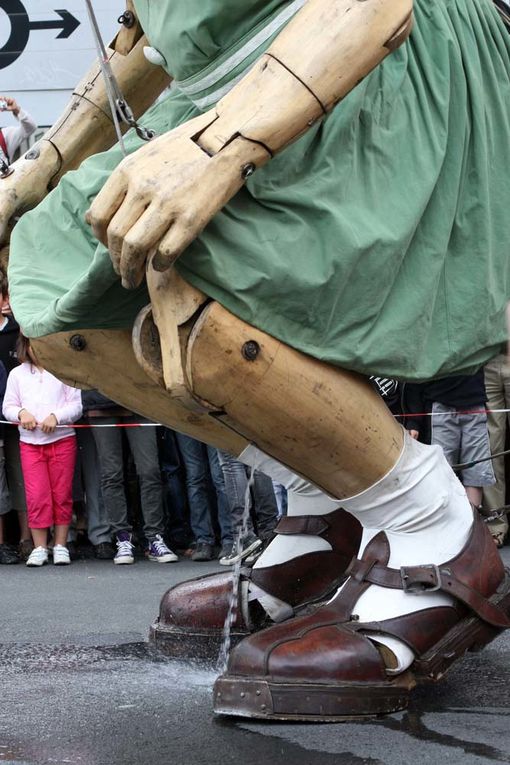 La petite géante du Titanic et le scaphandrier - Nantes 2009 Royal de Luxe - Journee 2 
