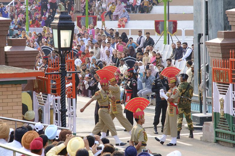 parade à la cérémonie de fermeture de la frontière indo-pakistanaise