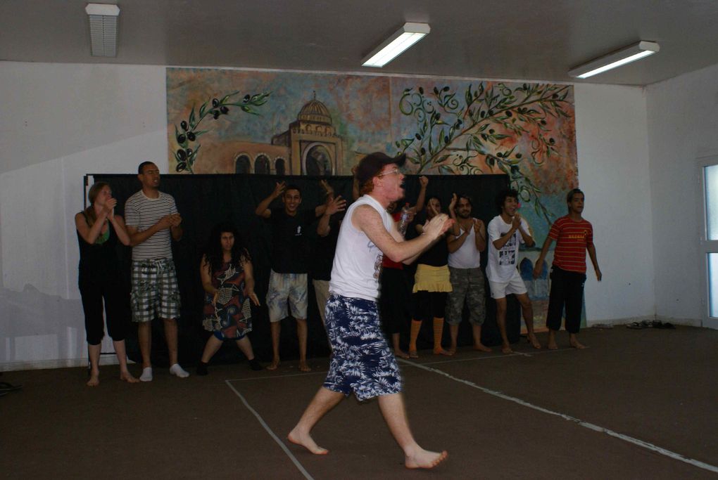 "Caravane Théâtre" pour la première fois en Tunisie à la demande de Me Saïda Chelly animatrice à "La maison des jeunes de Khaznadar" pour une formation aux techniques du "Théâtre Forum" et du "Clown Théâtre"