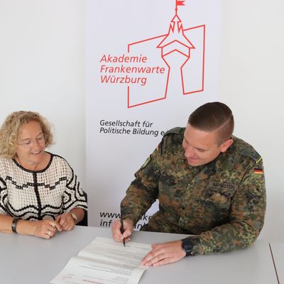 Veitshöchheim: Bundeswehr setzt auf politische Bildung – Kooperation des Fernmeldebataillons 10  mit Akademie Frankenwarte verlängert