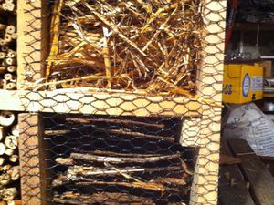 bambous, bois creux, paille et écorces