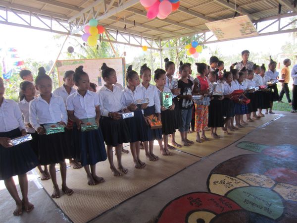 et enfin remise des prix aux acteurs sous l'oeil des parents suivi d'une distribution de petits cadeaux aux petits spectateurs.