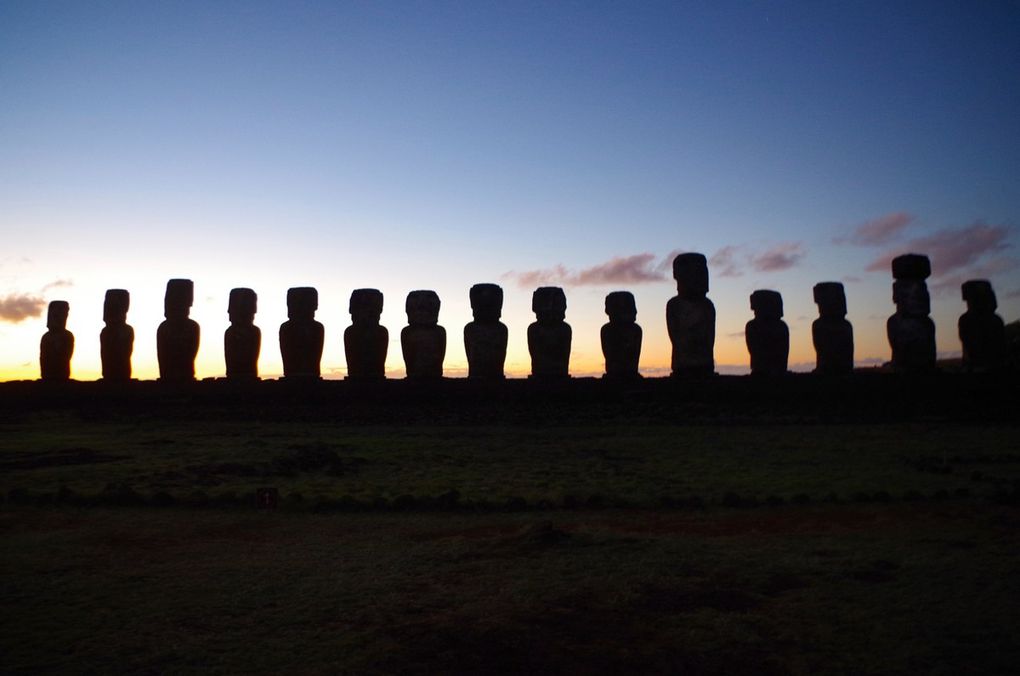 Lever du soleil sur le Ahu Tongariki.